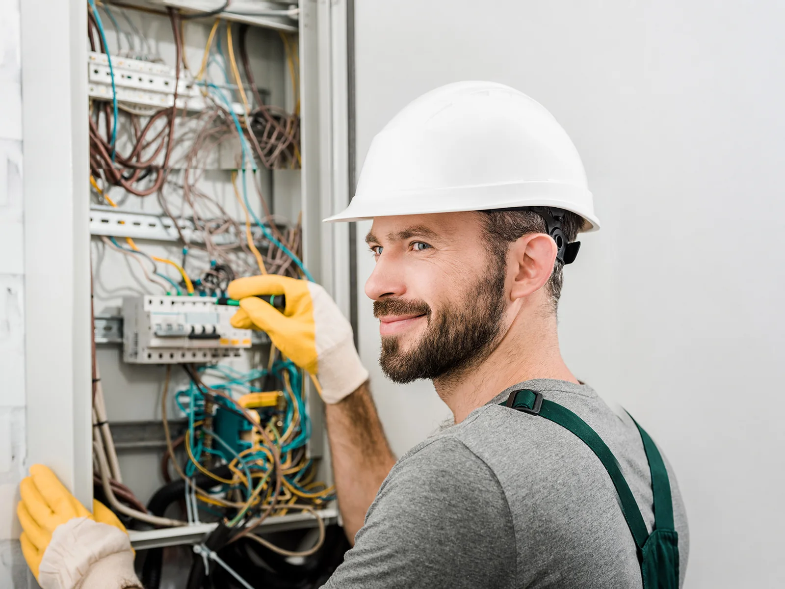 Elektryk przy rozdzielnicy – serwis w terenie